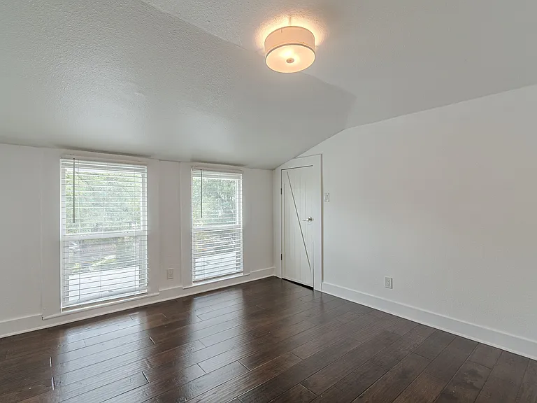 311 W Mistletoe Ave — Photo 21