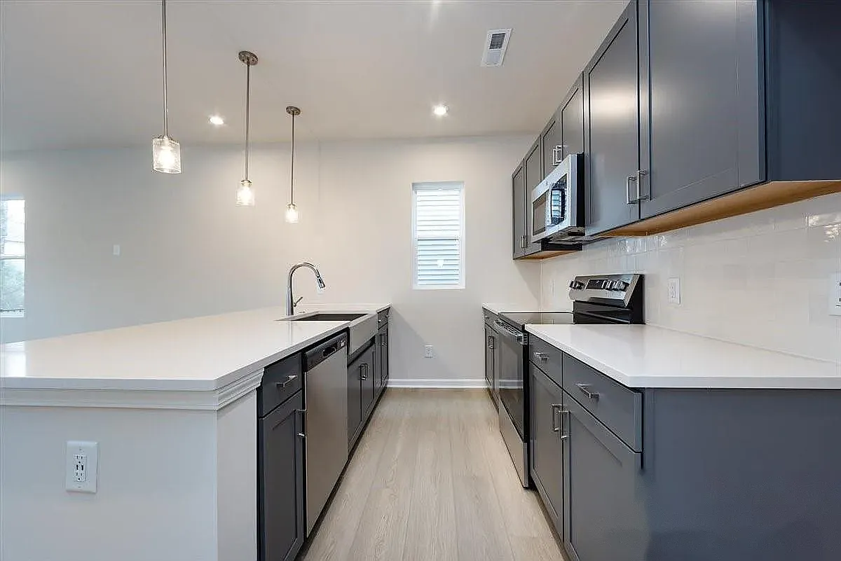 3 bed, 1604 sqft, $1,950 — Photo 4