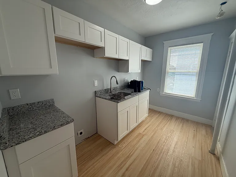 139 Lawton Ave #9 — Photo 1