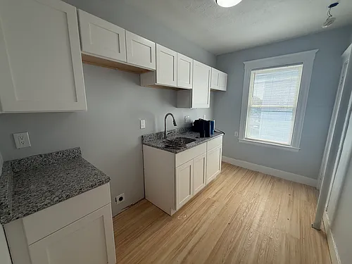 139 Lawton Ave #9 Photo 1 139 Lawton Ave #9 Photo 1