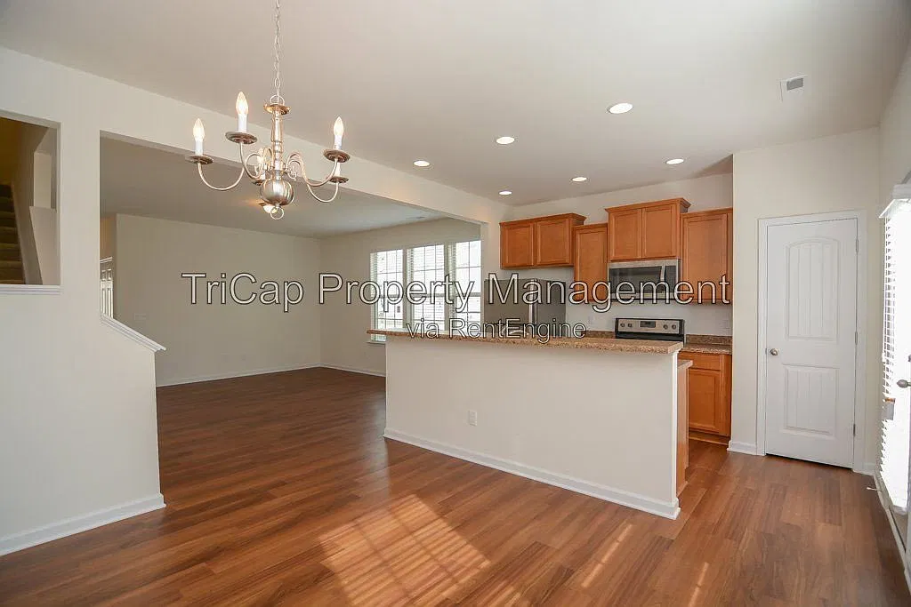 3 bed, 2.5 bath, 1630 sqft, $1,790 — Photo 3