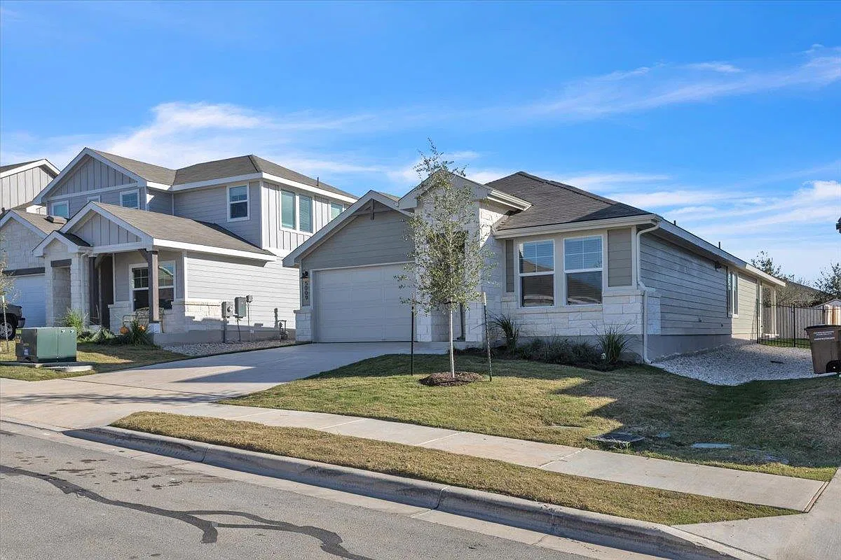 4 bed, 3.0 bath, 2012 sqft, $2,300 — Photo 3