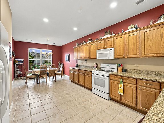 4th image of 13830 Wilshire Way