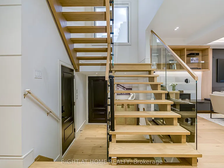 585 Montbeck Cres — Photo 16
