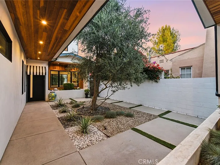 13135 Chandler Blvd — Photo 11