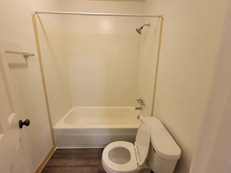 411 Hustings Ln #C — Photo 9