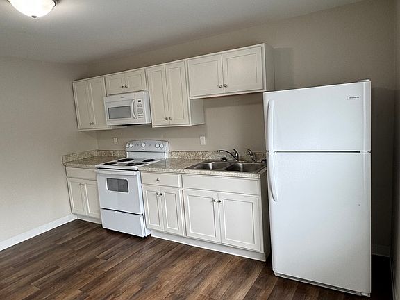 4th image of 2401 Charles St APT 9