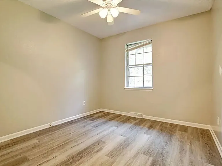 408 NE Lakeview Dr — Photo 13