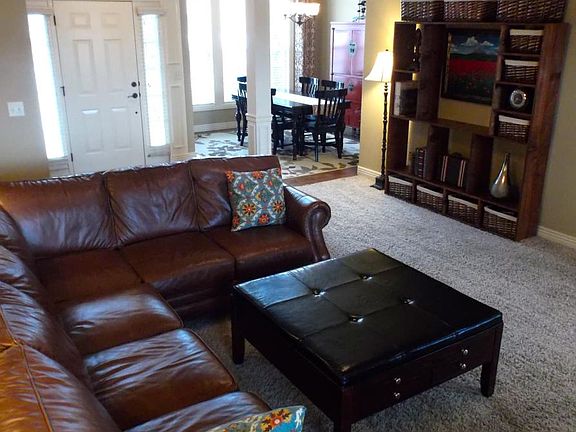 Living Room, Photo 2