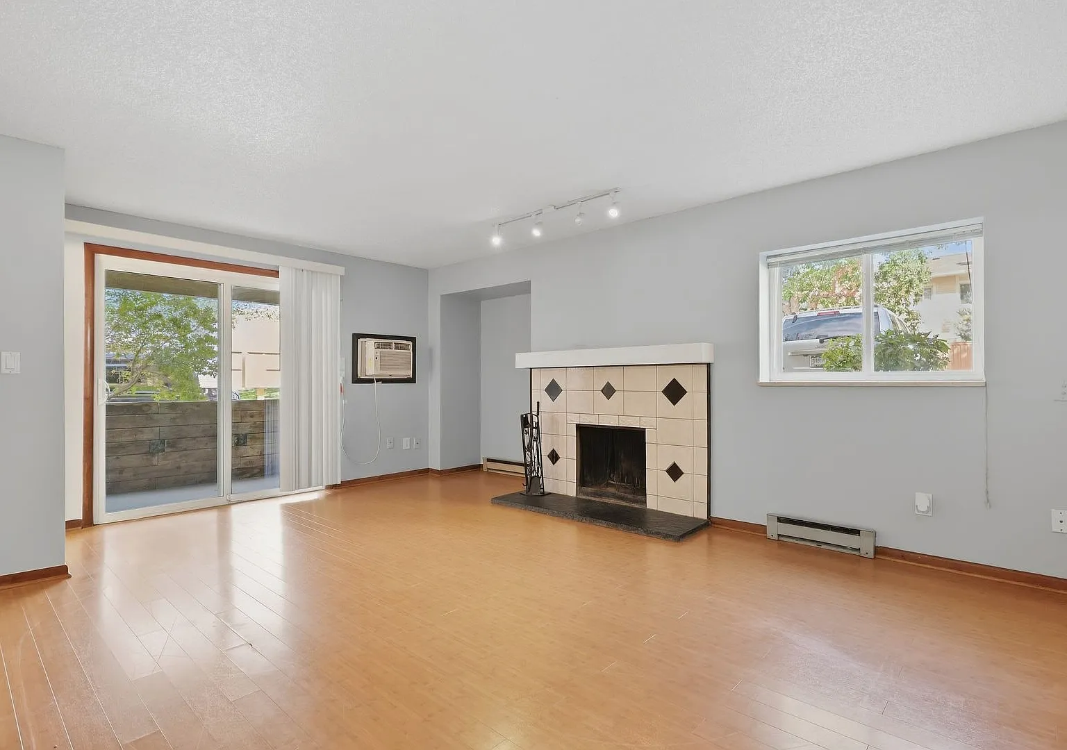 Ground floor 2 bed 1 bath Condo in the Pier Point Village Neighborhood — Photo 4