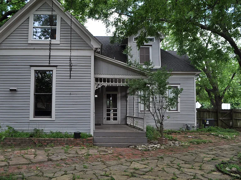 401 N Monroe St — Photo 5