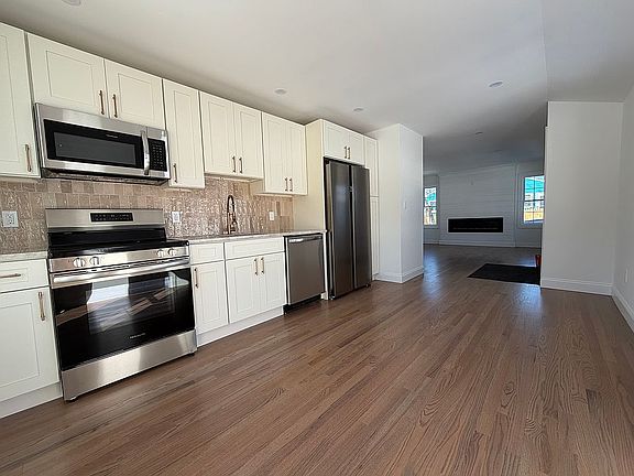 5th image of 661 College Rd