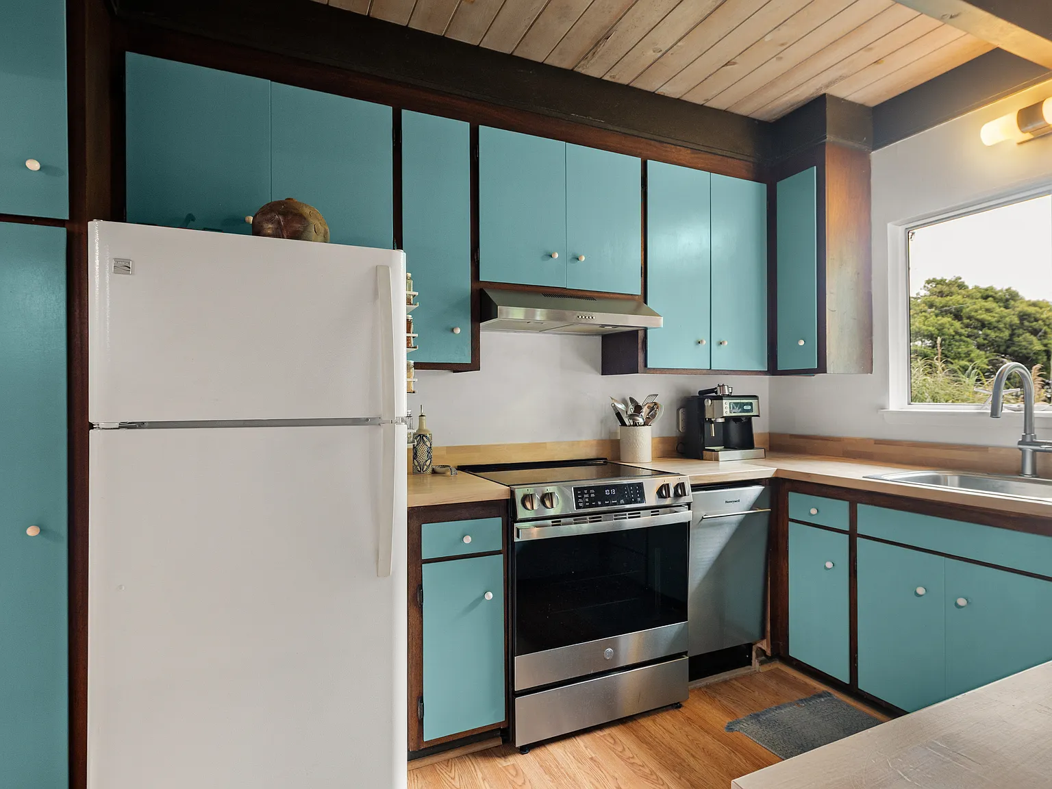 2 bed, $5,950 — Photo 4