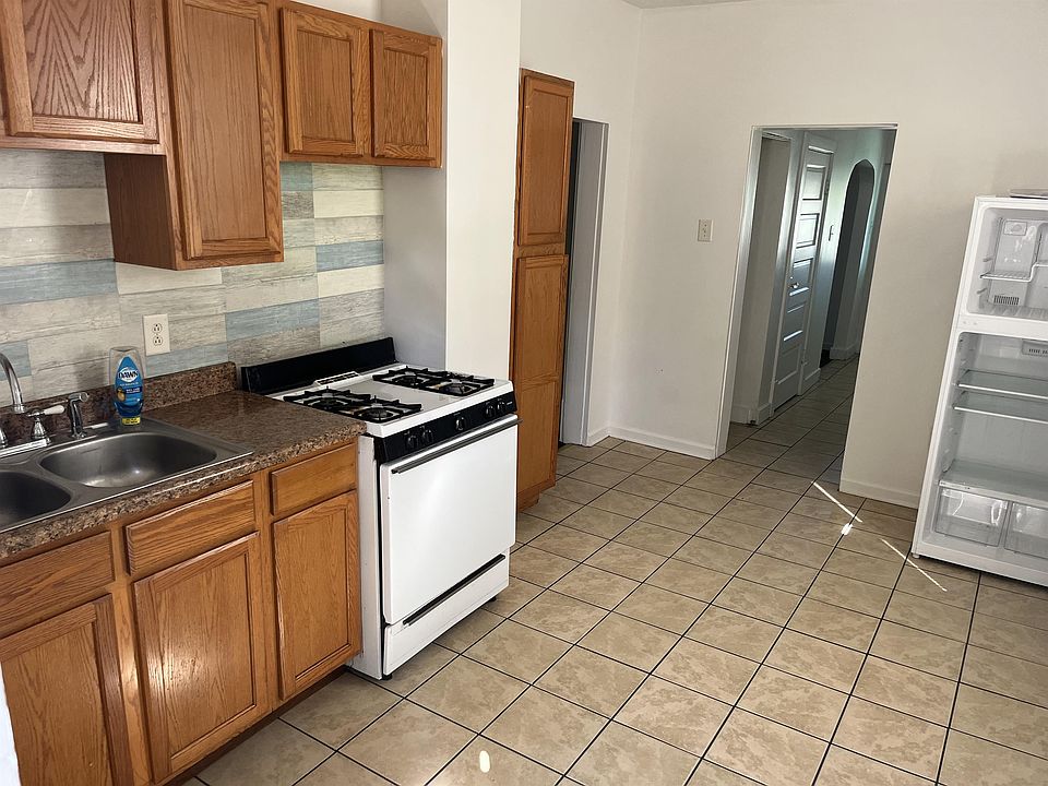 kitchen with Fridge and stove