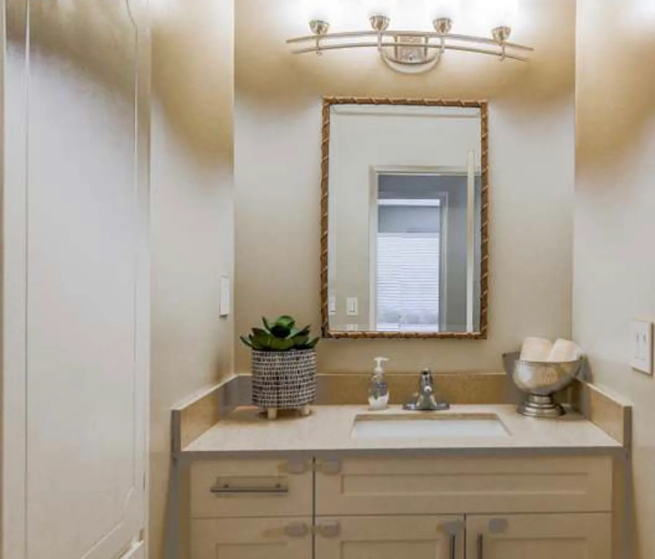 2 bed, 861 sqft, $2,600 — Photo 2