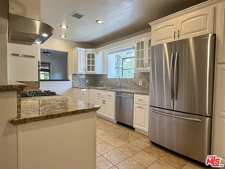 6205 Gentry Ave — Photo 7