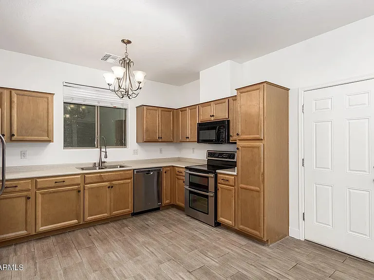 1935 E Oxford Ln — Photo 5