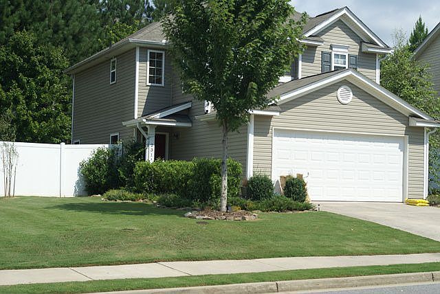 Spacious Frint and Side Yard