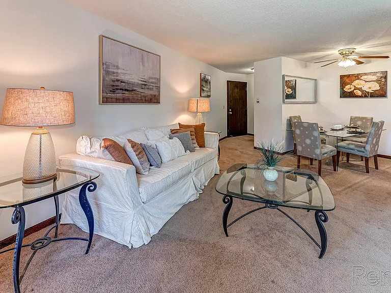 Lake Cove Village Apartments — Photo 21