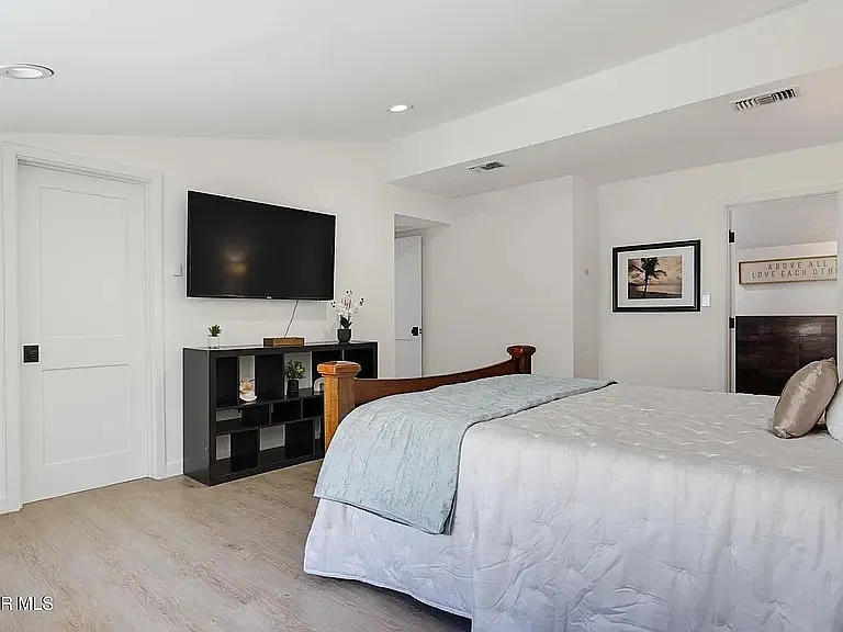 5 bed, 2730 sqft, $6,990 — Photo 4