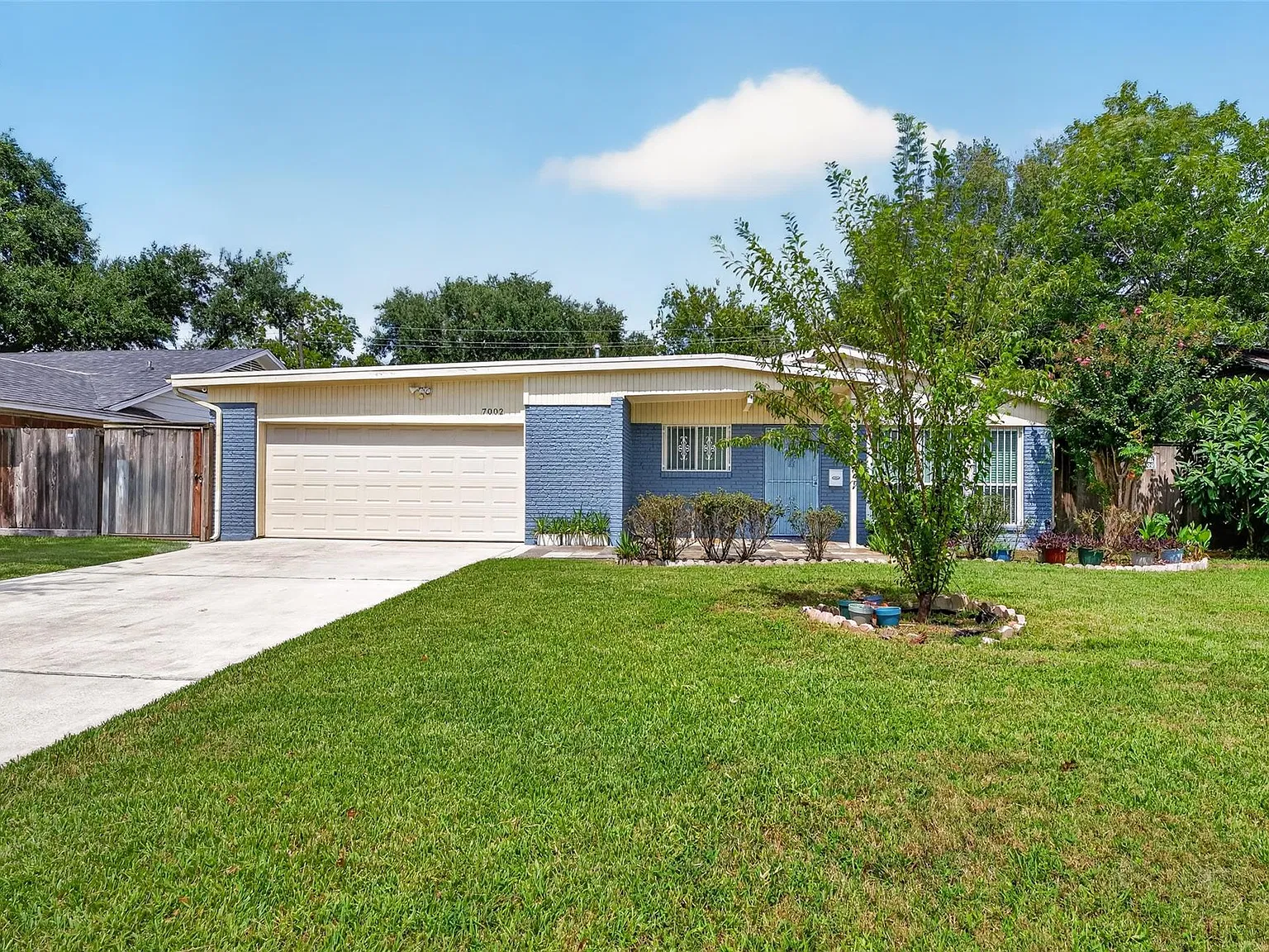 4 bed, 3.0 bath, 2200 sqft, $2,200 — Photo 3