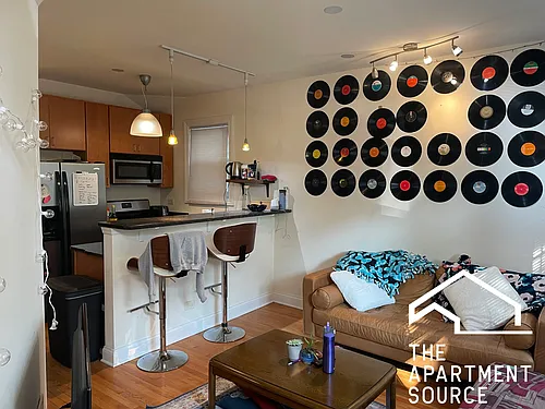 1738 W Altgeld St Photo 1