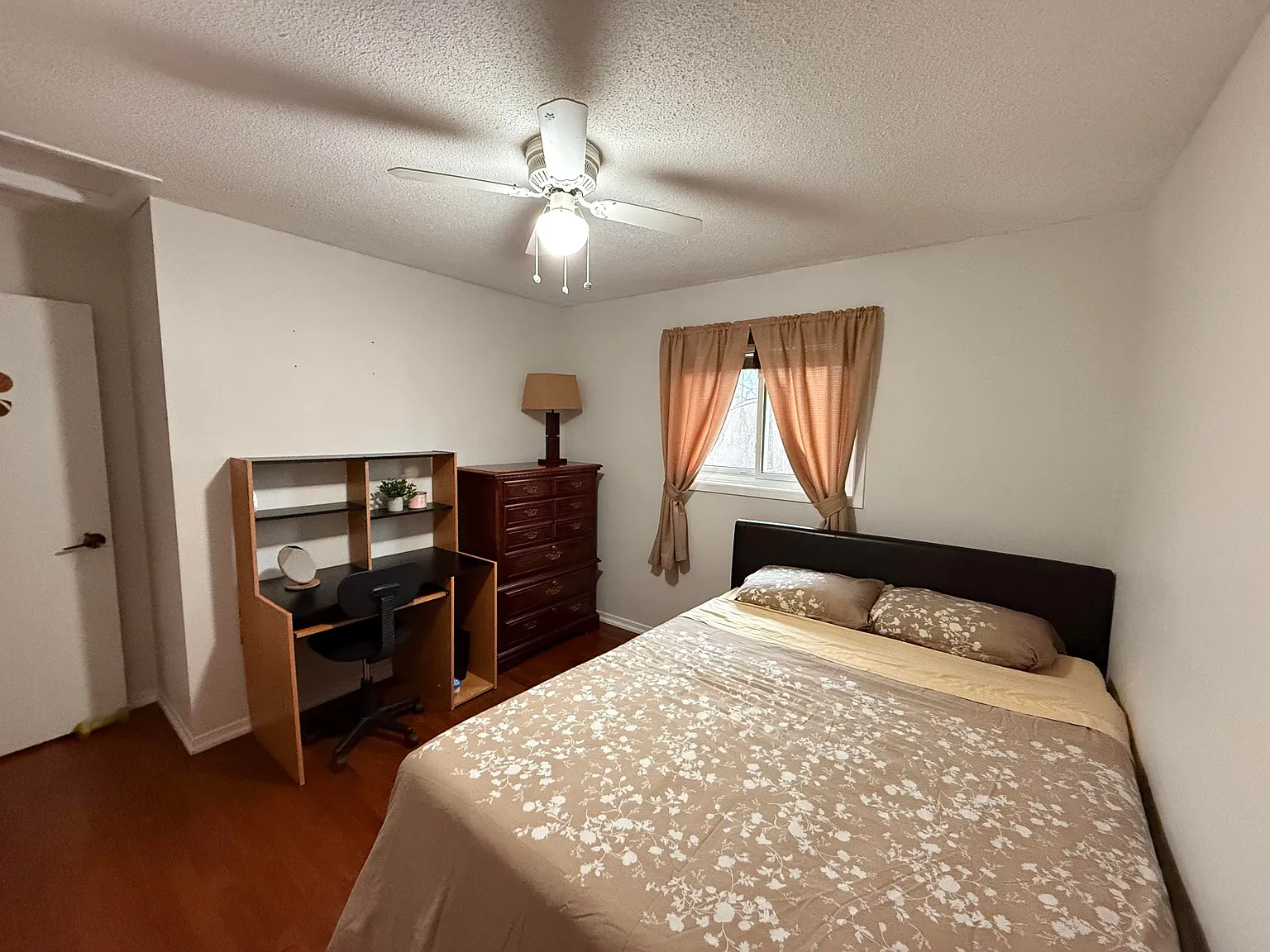 Deerbrook St, Niagara Falls — Photo 2