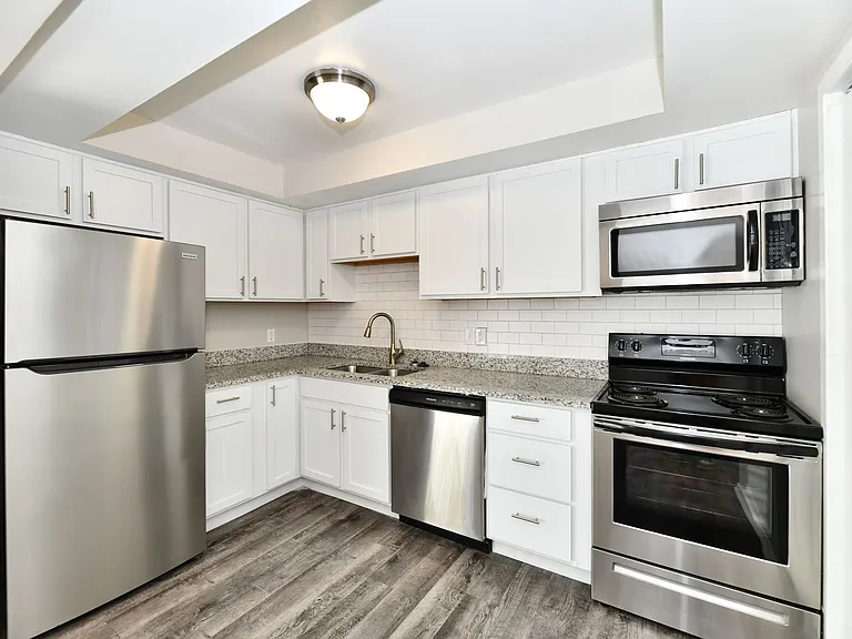 Park Lane Apartments — Photo 6