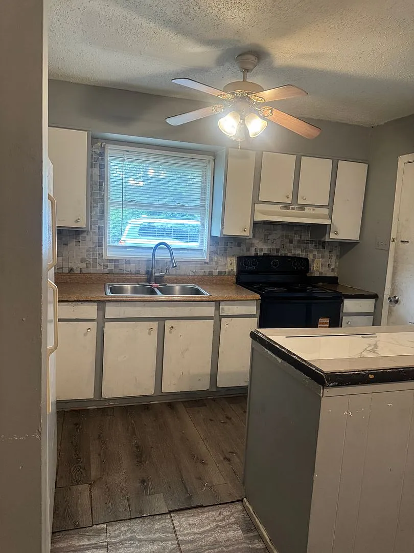 Knoxville 37930 - Spacious 3 Bedroom, 1.5 Bath Home in a convenient Knoxville Location! — Photo 4