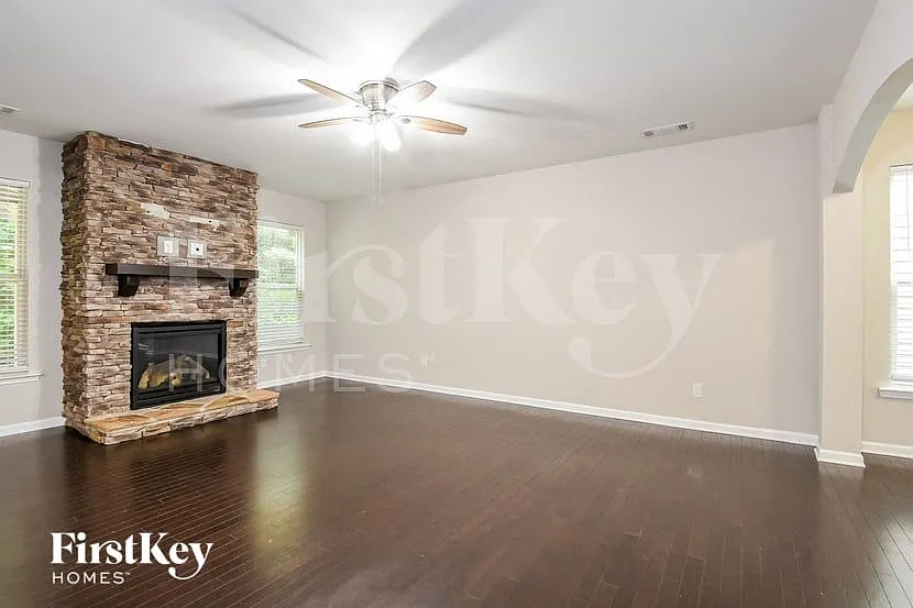 4 bed, 2.5 bath, 2424 sqft, $3,030 — Photo 4
