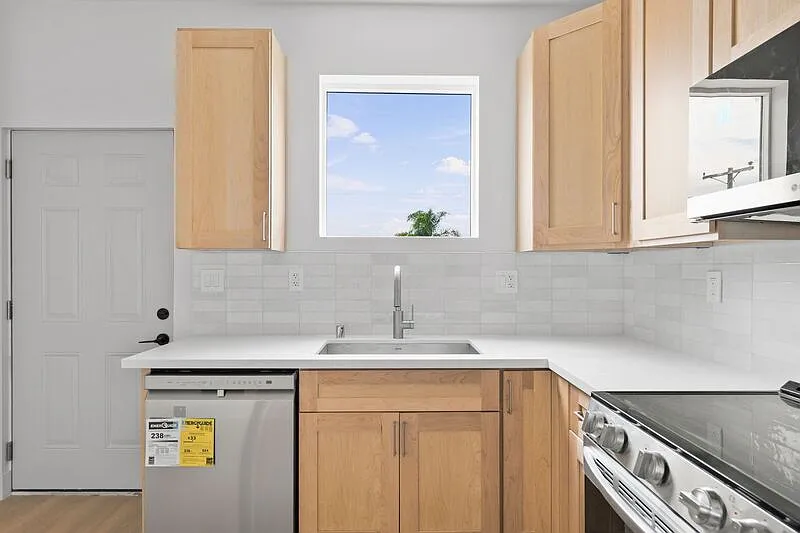 3 bed, 3.0 bath, 922 sqft, $3,600 — Photo 3