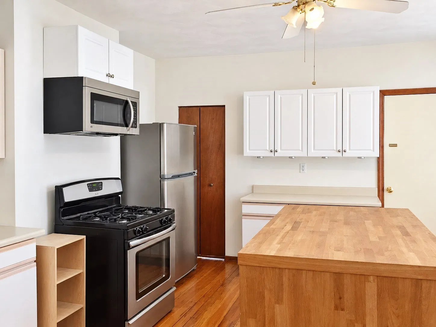 1 bed, 1.0 bath, 800 sqft, $2,200 — Photo 2