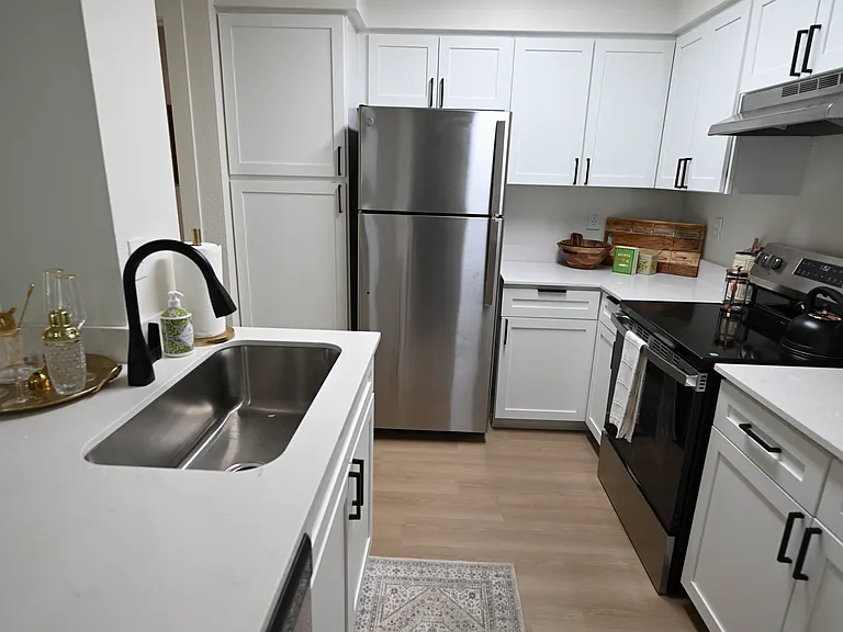 Emerald Place Apartments — Photo 32