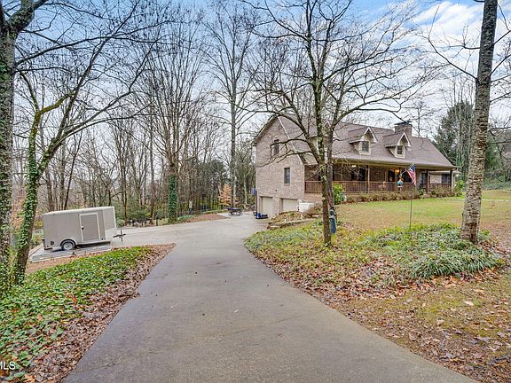 3rd image of 1934 Old Walnut Ln