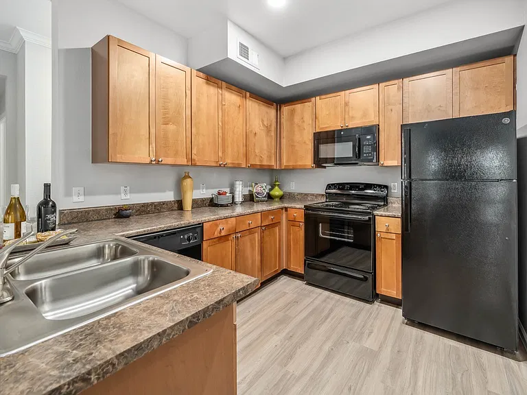 Residences at FortyTwo25 Apartments — Photo 2