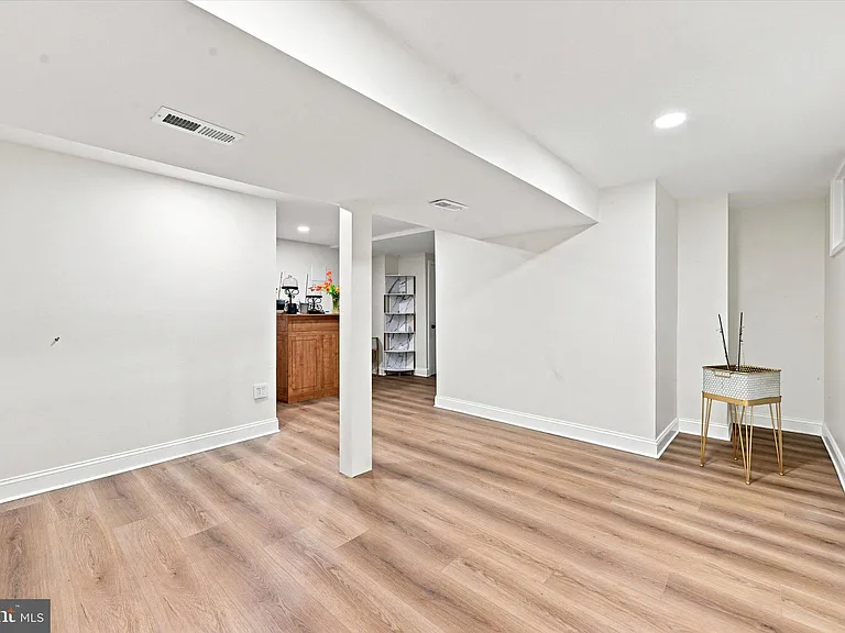 63 E Jonathan Ct — Photo 25