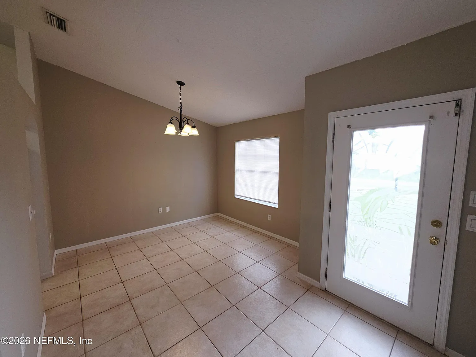 3 bed, 2.0 bath, 1640 sqft, $2,100 — Photo 2