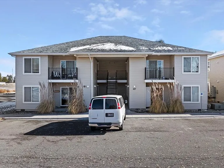 257 Robbins Ave — Photo 1