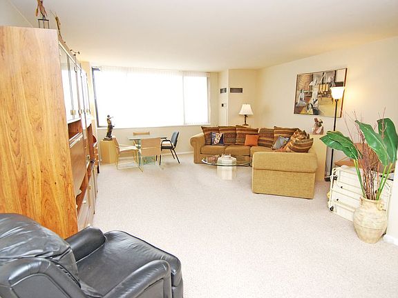 4th image of 27110 Grand Central Pkwy APT 1T