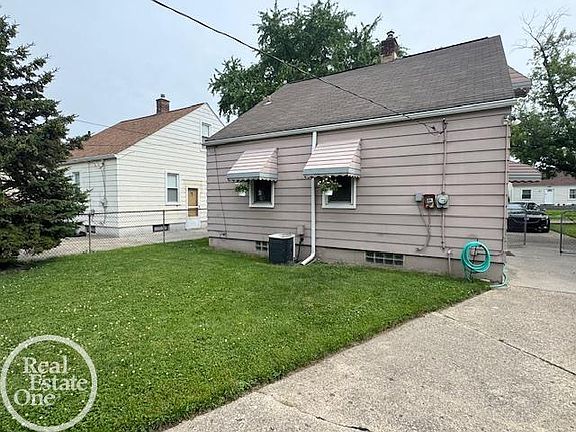 5th image of 18746 Woodside St