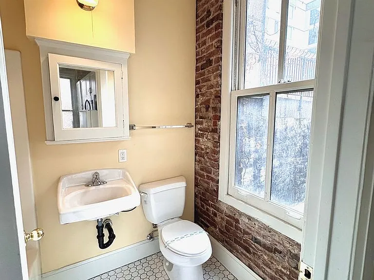 318 NW Broadway — Photo 13