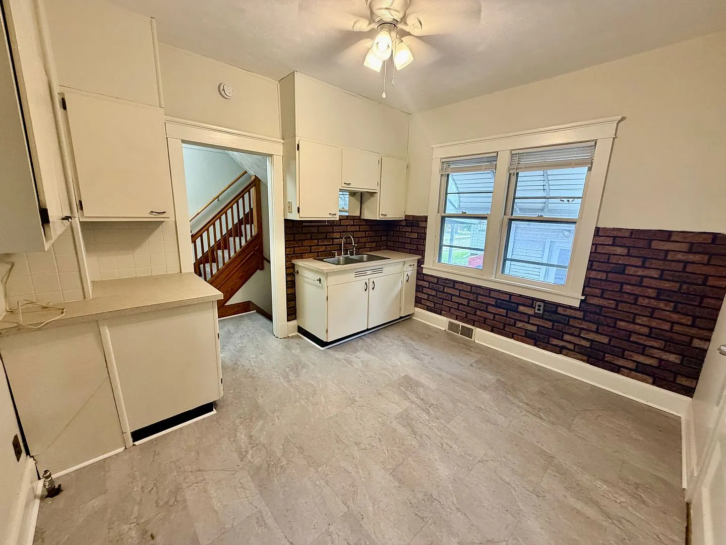 Charming 2 Bedroom Home Near Illinois Wesleyan! — Photo 2