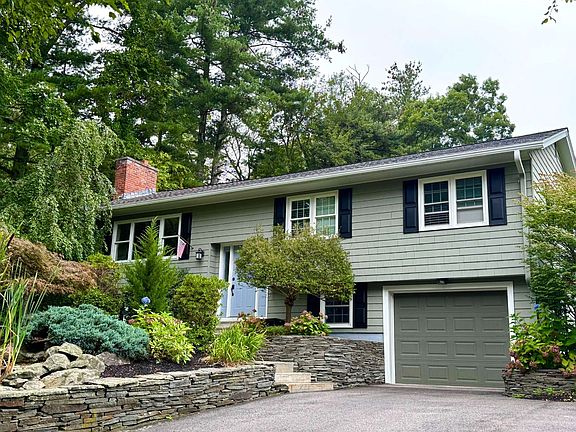 3rd image of 30 Mohawk Dr