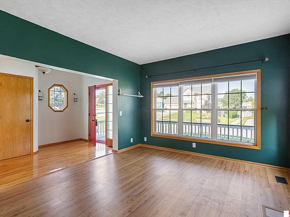 5th image of 613 Eagle View Dr