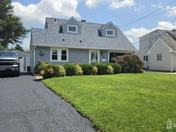 50 Patton Dr, Sayreville, NJ 08872
