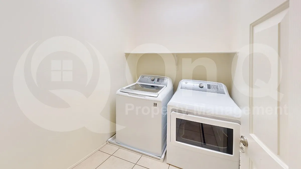 4 bed, 3.0 bath, 2400 sqft, $2,199 — Photo 4
