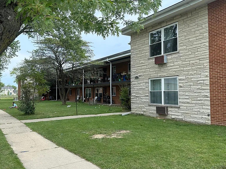 1121 Birch Dr — Photo 2