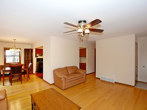 4th image of W234N6094 Tulip Ln