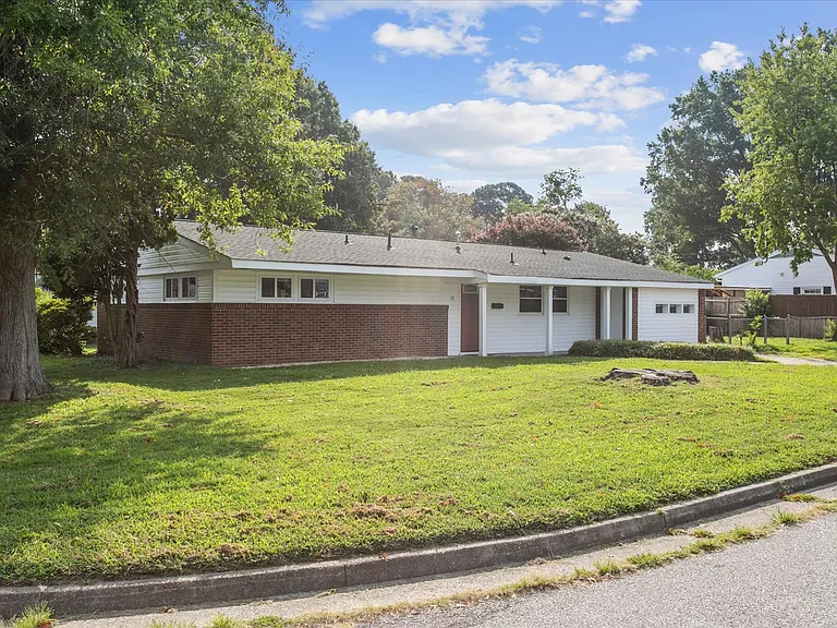 72 Ferguson Ln — Photo 4