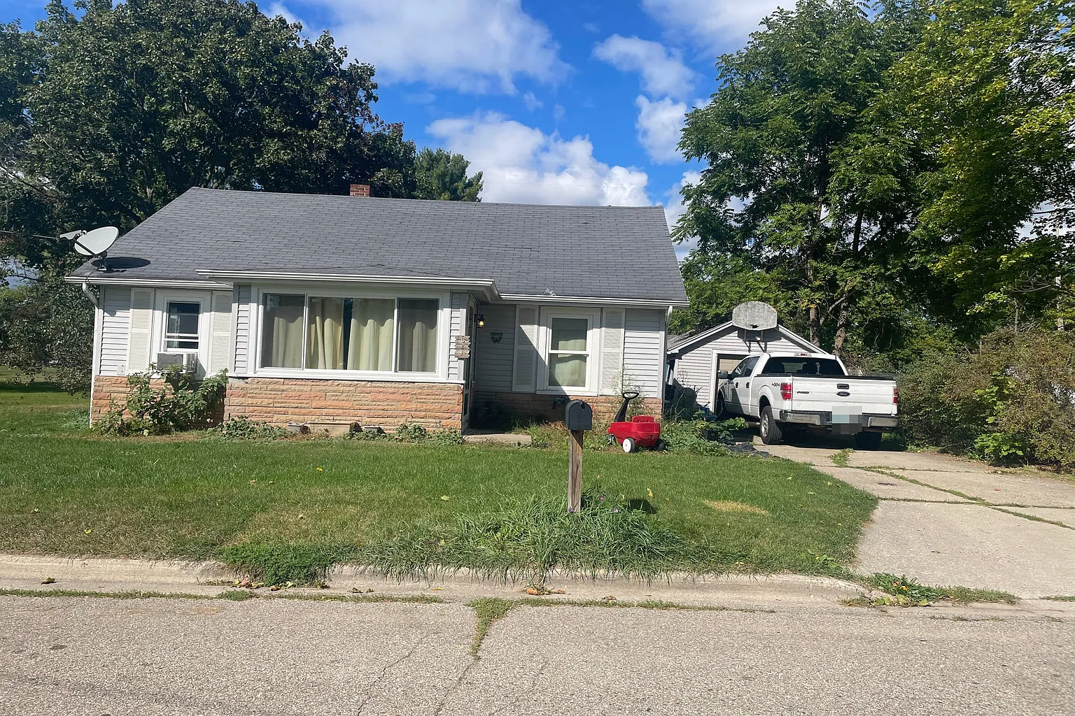 621 E Hubble St photo 1
